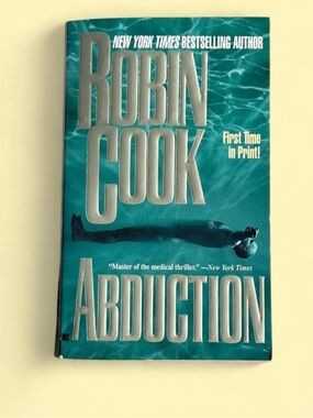 Abduction by Robin Cook Berkley Paperback Medical Thriller Science Fiction